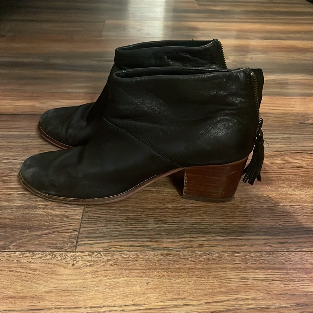 Toms leather booties, light signs of wear. Good for wide feet. Super comfy